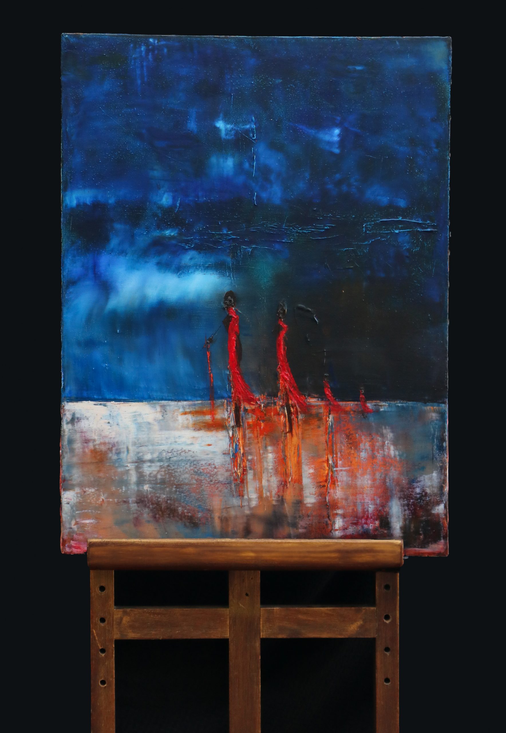 Une famille du Maasai Mara marche solennellement à travers un vaste paysage désertique, leurs robes rouges vibrantes se détachant nettement contre le ciel bleu ultramarine profond. Les bleus sombres tourbillonnent au-dessus d'eux, formant des formes nuageuses qui évoquent un sentiment à la fois de mystère et de sérénité. Les silhouettes, grandes et gracieuses, avancent ensemble—le père, la mère et leurs deux enfants—portant le poids à la fois de la tradition et du silence du désert. 