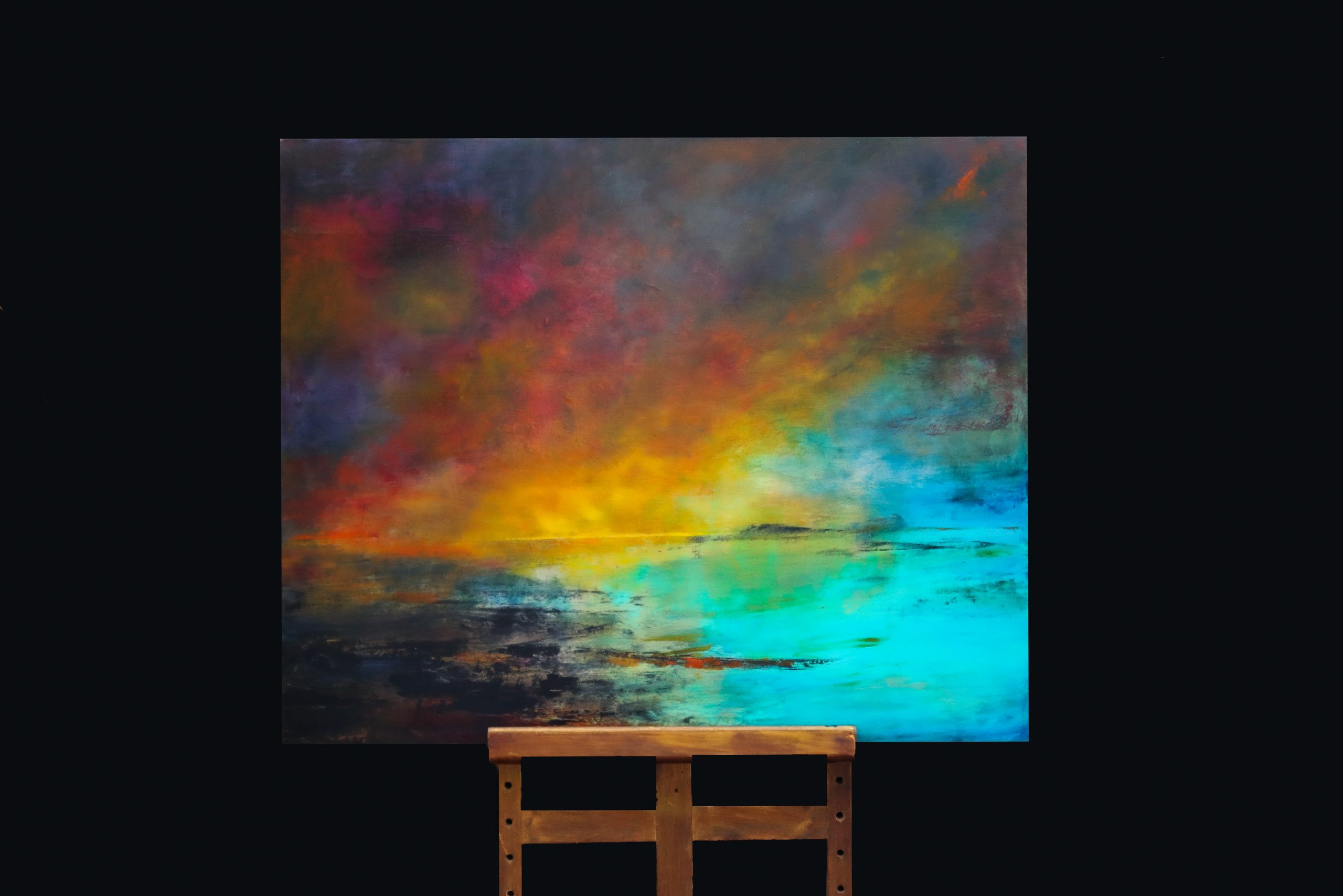 C'est une œuvre à l’atmosphère intense et évocatrice, où les couleurs et les émotions tourbillonnent comme une tempête dans une tasse de thé. Des nuances de bleu profond, de cramoisi et d’or se déploient sur la toile, capturant la turbulence du cœur humain — son désir, sa passion, sa vulnérabilité. Les formes abstraites se fondent les unes dans les autres comme des pensées dans un rêve, insaisissables mais étrangement familières. On y perçoit quelque chose qui couve sous la surface — une tempête émotionnelle peut-être, ou la douce douleur d’un souvenir. Cette peinture n’invite pas à interpréter, mais à ressentir.
