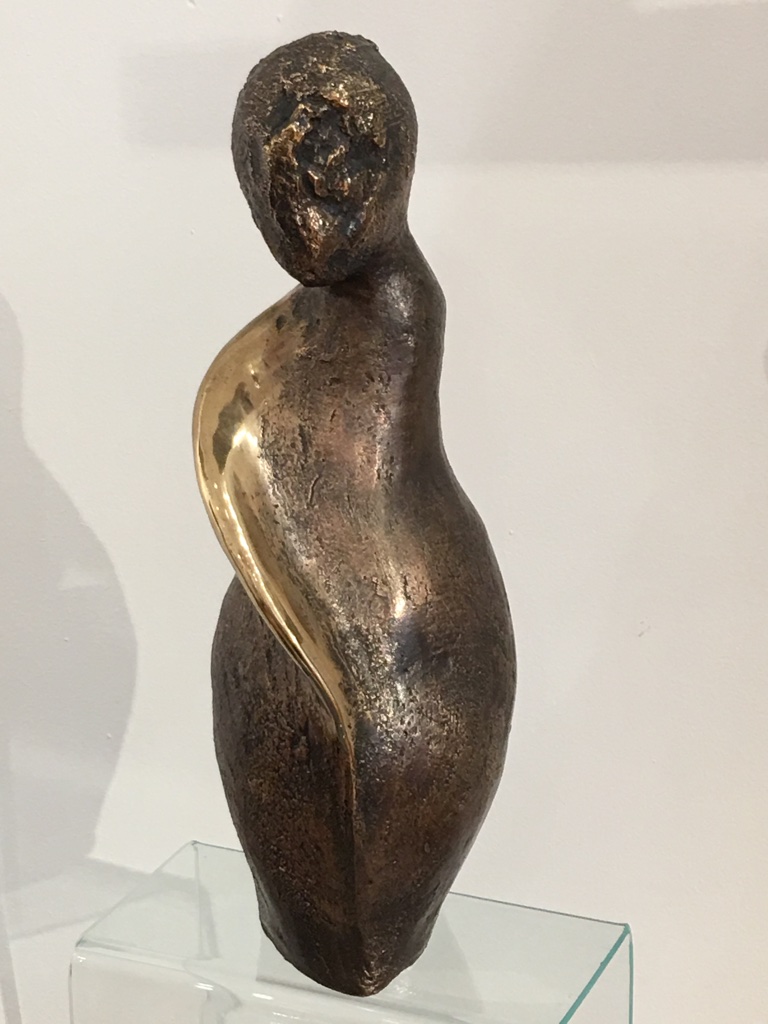 La sculpture de femme célèbre la grâce, la force et la beauté intérieure.
Ses lignes évoquent élégance et mouvement, entre douceur et puissance.
Symbole de vie et de résilience, elle incarne l’équilibre et l’harmonie.