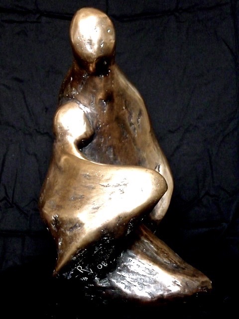 La sculpture représente une femme protectrice, ancrée et bienveillante.
Ses bras ouverts évoquent un refuge, une force maternelle et lumineuse.
Symbole d’équilibre et de sérénité, elle incarne la paix intérieure. 