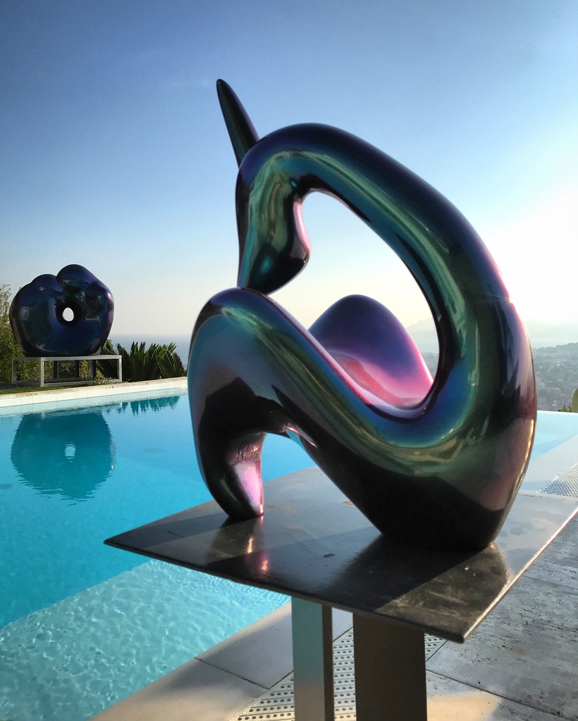 Il capte la légèreté et la transformation.
Ses formes fluides et aériennes semblent danser dans l’espace.
Symbole de liberté et de métamorphose, elle inspire émerveillement et renouveau. En arrière plan Big One