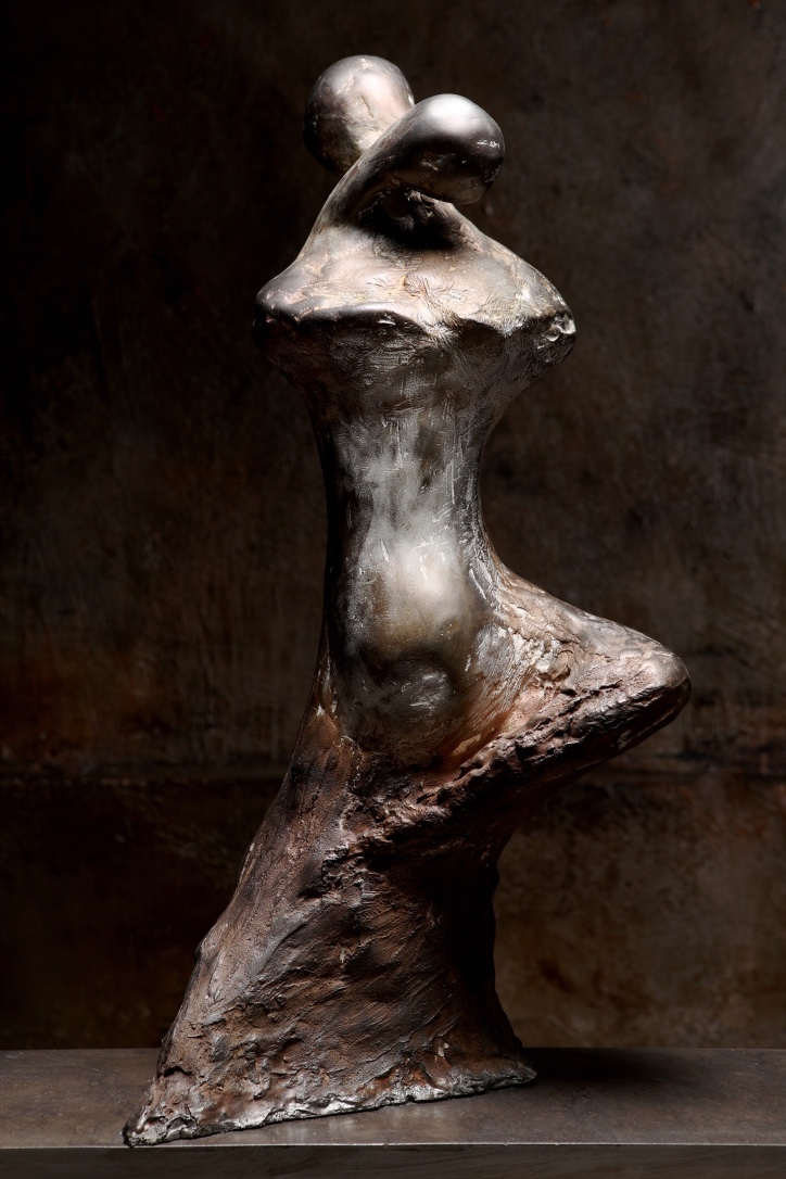 Elle exprime la passion et l’harmonie des corps.
Les silhouettes enlacées semblent vibrer au rythme de la musique.
Symbole d’amour, de tension et de grâce, elle fige la danse dans l’éternité.