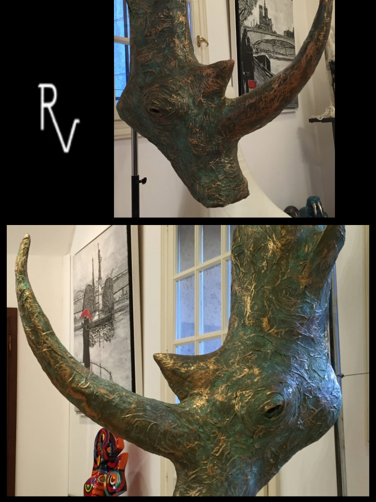 La sculpture du rhinocéros impose sa puissance et sa majesté.
Ses formes robustes incarnent la force et la résilience de la nature.
Symbole de protection, elle veille avec calme et détermination.